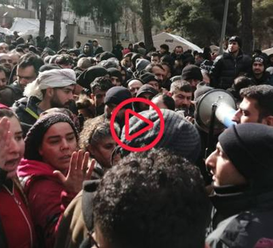 Çadır isteyen insanlara polisten yanıt: Elimizde kimseye çadır yok