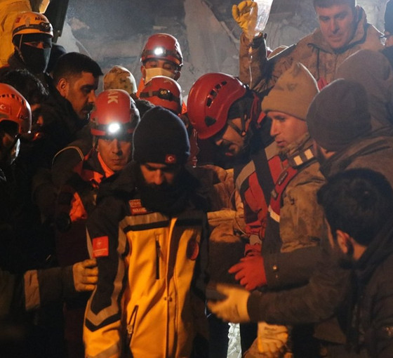 Diyarbakır ve Maraş'ta iki kişi 72 saat sonra enkazdan sağ çıkarıldı