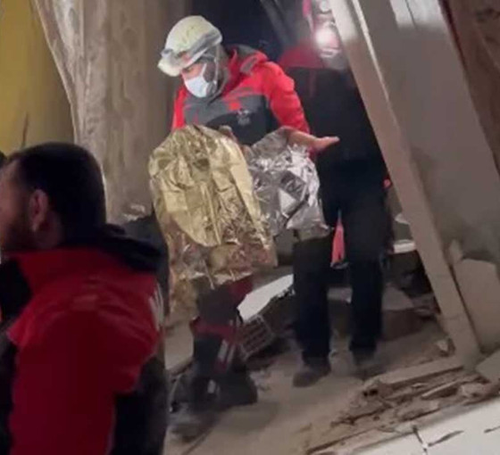 Bebeği kurtarmak için kolunu kestiren depremzede hastanede vefat etti