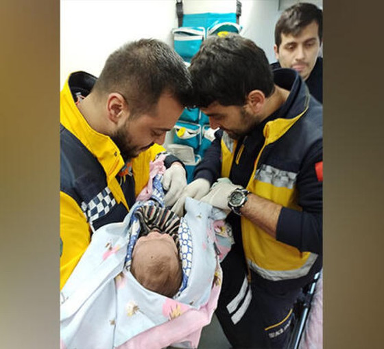 Annesinin emzirerek hayatta tuttuğu bebek enkazdan çıkarıldı