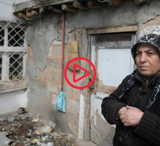 Depremden sağ kurtulanlar soğukla savaşıyor: 'Bize bir şey düşmedi. Yiyecek hiç bir şeyimiz yok'