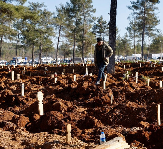 Depremin ardından cenazeler defnediliyor