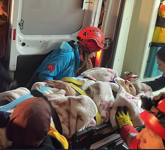 Antep'te 89 saat sonra enkazdan çıkarılan genç umut oldu