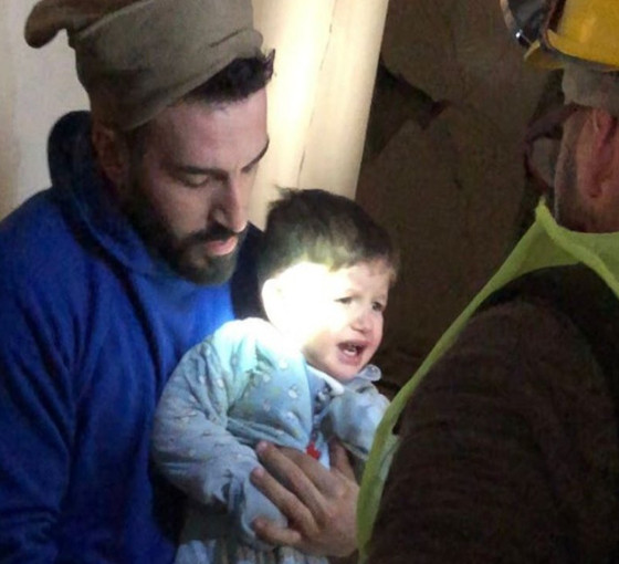 Hatay'da beş kişilik aile enkazdan sağ çıkarıldı