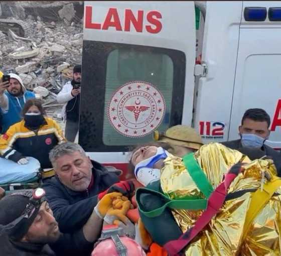 'Bu tam olarak bir mucize': Hatay'da Gülcan Yılmaz isimli kişi göçük altından sağ çıkarıldı