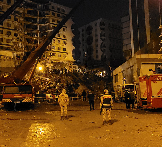 Diyarbakır'da son durum: Beş binada çalışmalar sürüyor, ölü sayısı 256