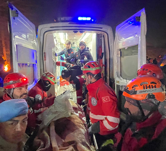 Maraş'ta bir kadın 112 saat sonra enkazdan kurtarıldı