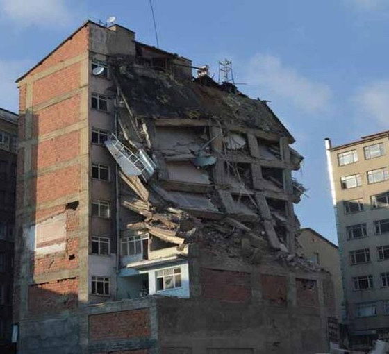Elazığ'da depremde hasar gören binaların yıkımına başlandı