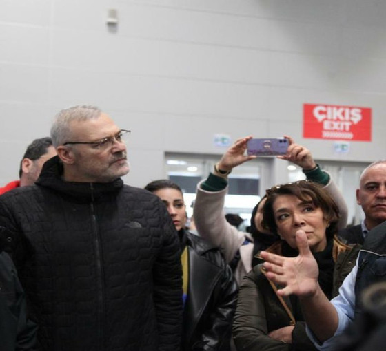 Sanatçılar İBB'nin yardım kampanyası için Yenikapı'daki merkezde toplandı