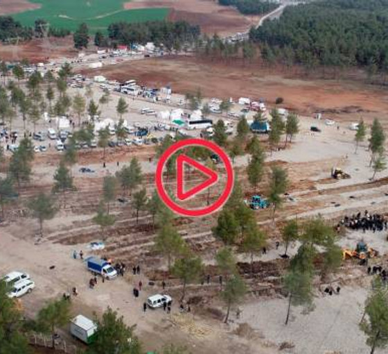 Maraş'ta ölen üç bin kişi yan yana defnedildi
