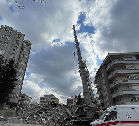Antep'te yıkılan bir binanın kolonunu kestikleri iddiasıyla yakalanan 2 kişi tutuklandı
