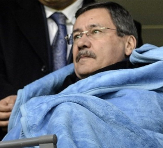 Melih Gökçek'in twitter başında deprem mesaisi: 'Atın şunu içeri'