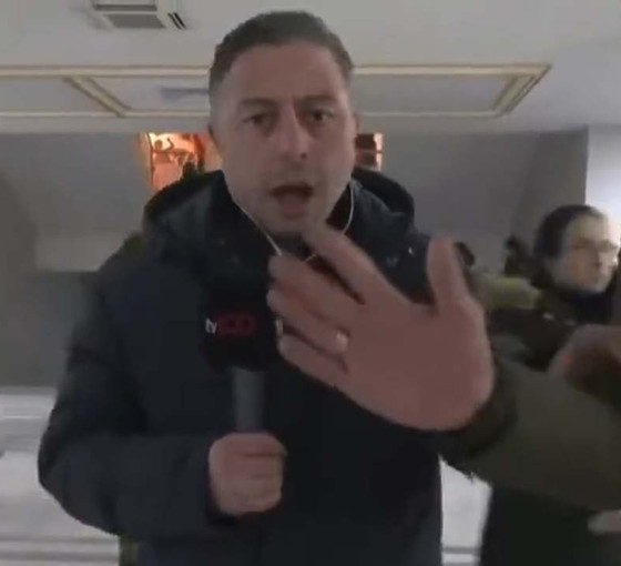TV100 muhabiri, depremzededen mikrofonu sakladı