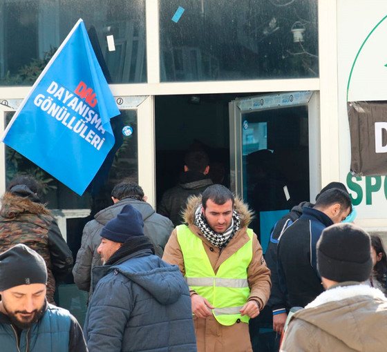 Devlet, sosyalistlerin kurduğu yardım merkezinde sıcak çorba kuyruğunda