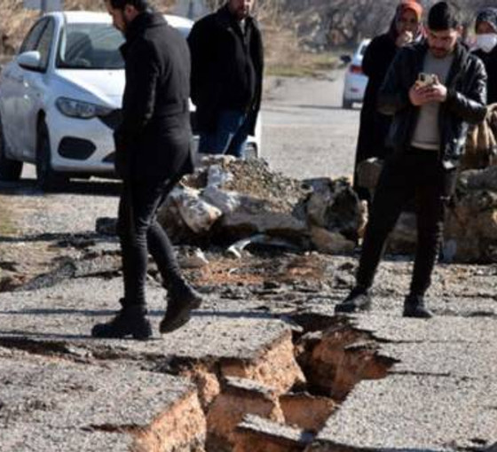 Depremin ardından otoyol ve kara yollarında derin yarıklar, çökmeler oluştu