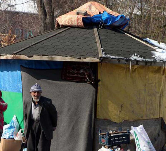 Depremde dışarıda kalan 11 kişilik aile, çardağı eve dönüştürdü