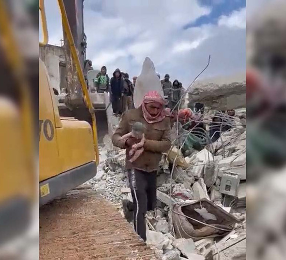 Suriye'de enkazda doğan 'Aye' bebeğin kaldığı hastaneye silahlı baskın düzenlendi