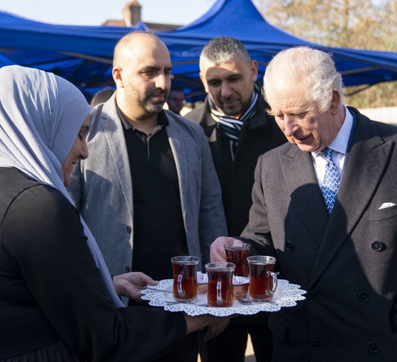 İngiltere Kralı Charles depremzedelere yardım çalışması yapan gönüllüleri ziyaret etti