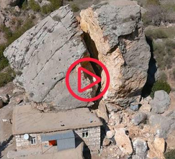 Adıyaman'da dev kayalar köye düştü: Ortadan ayrılan kaya havadan görüntülendi