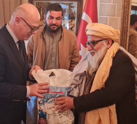 Taliban topladığı yardımları poşetle Türkiye Büyükelçisi'ne iletti
