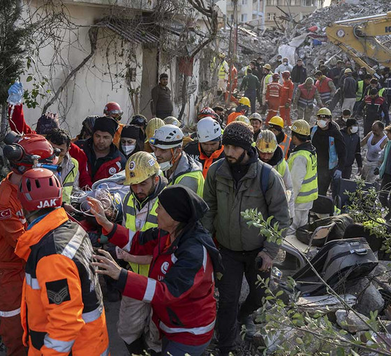 Hatay'da depremin 228. saatinde bir kadın ve iki çocuk sağ çıkarıldı