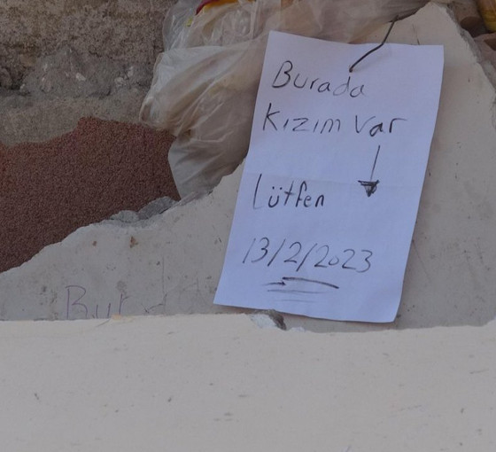 Enkazda dikkat çeken sekiz günlük not: Burada kızım var lütfen...