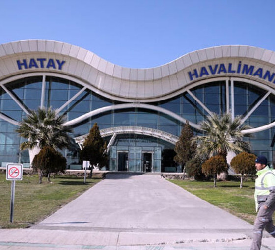 Hatay Havalimanı'nın bahçesi ve çevresinde zemin çökmesi oluştu