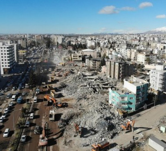 Adıyaman'da yıkılan binanın yapı denetim sorumlusu ile şantiye şefi tutuklandı