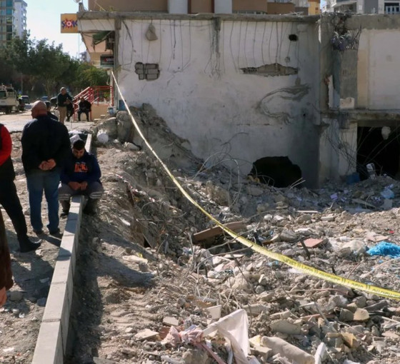 Yıkılan binalarla ilgili bir kişi daha Adana'da tutuklandı