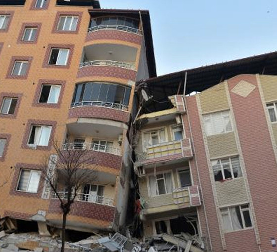 Hatay'da bazı binalar birbirine yaslandı