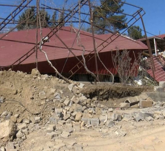 Fay hattı üzerine kurulu köy 10 metre kaydı, geriye üç ev kaldı