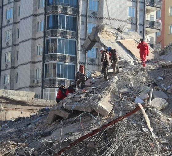 Antep'te depremde yıkılan Emre Apartmanı'nın müteahhitleri tutuklandı