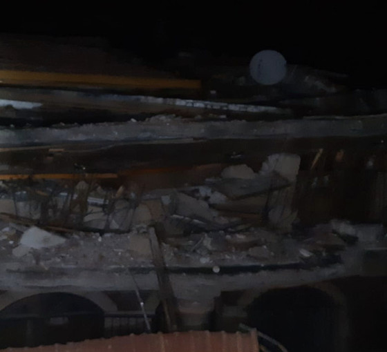 Malatya'da deprem sonrası boşaltılan bina yıkıldı