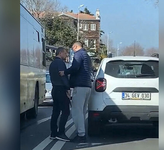 Ters yöne giren sürücü kendini uyaran motosikletlilere baltayla saldırdı