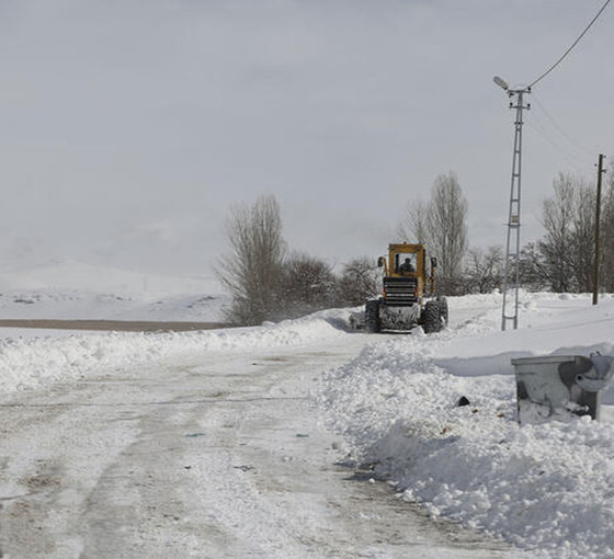 Van'da 85 yerleşim yerinin yolu, kardan kapandı