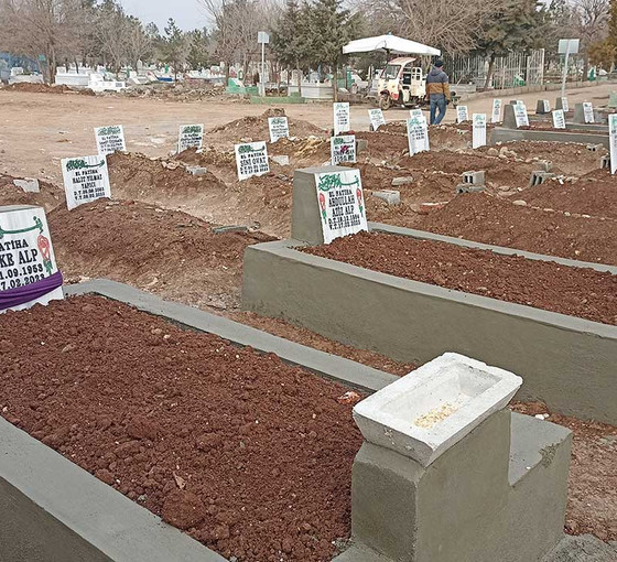 Yan yana dizili mezar taşlarına, depremde ölenlerin eşyaları bağlandı