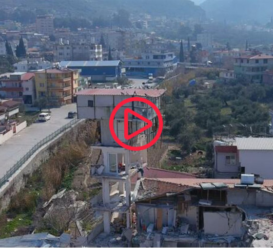 Yarısı çöken binanın üstündeki güvercin evi ayakta kaldı