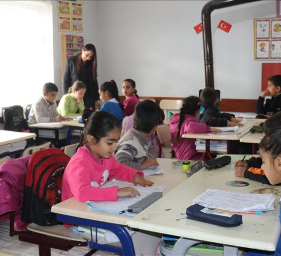 Ağrı'da yoğun kar yağışı nedeniyle eğitime bir gün ara verildi