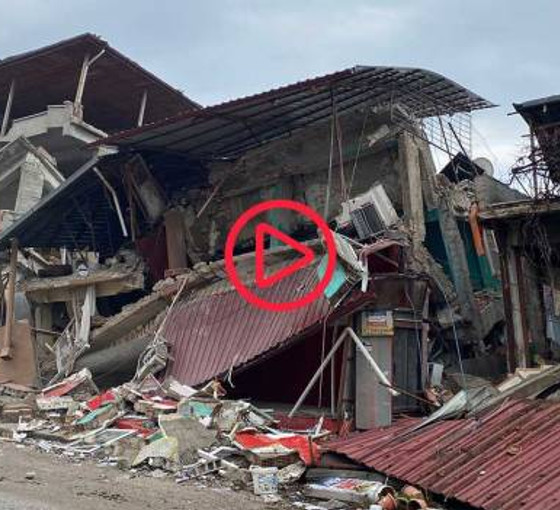 Depremin üzerinden iki hafta geçti: Halk kapı kapı çadır arıyor