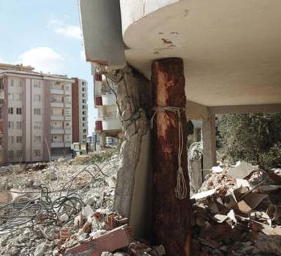 Çökmek üzere olan binanın kolonuna 'kütüklü' destek