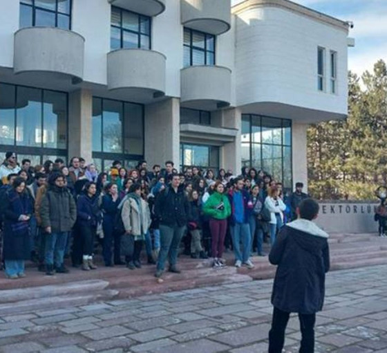 ODTÜ'de öğrencilerin yurtlara alınmaması protesto edildi
