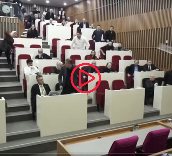 AKP'li Meclis Üyesi, Tanju Özcan'a şişe fırlattı