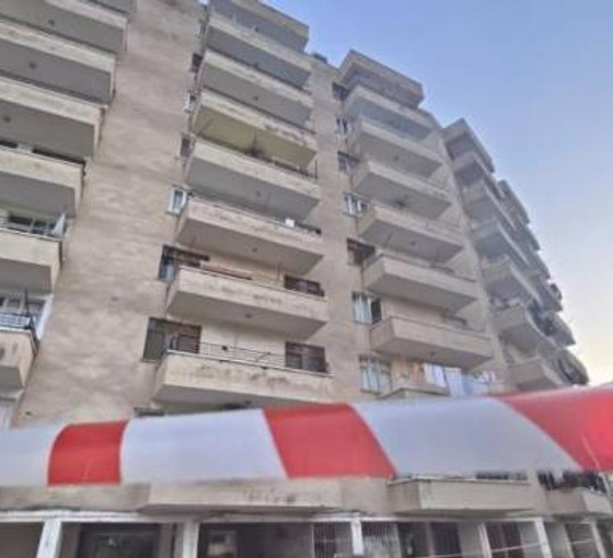 Mersin'de depremlerden etkilenen 8 katlı bina tahliye edildi