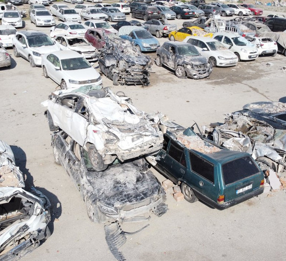Hatay'da depremde zarar gören arabalar otoparklara toplanıyor