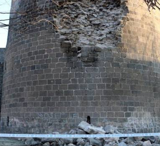 Diyarbakır'ın depremde hasar gören tarihi yapıları