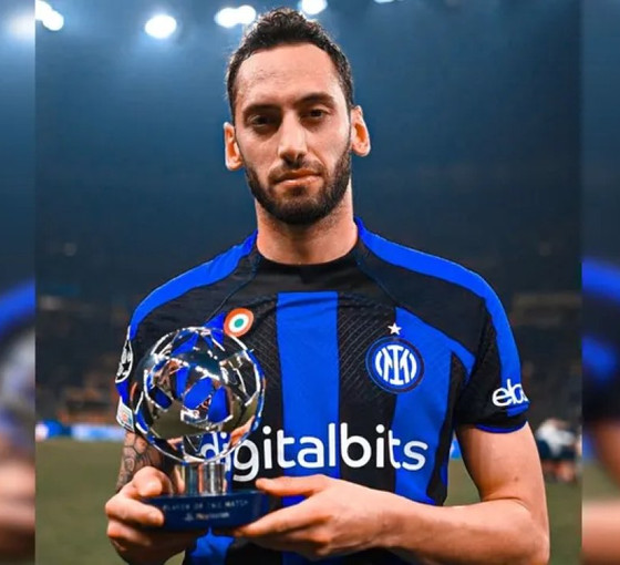 Maçın oyuncusu seçilen Hakan Çalhanoğlu ödülünü depremzedelere adadı