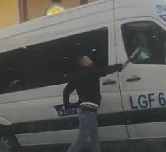 'Bana küfretti' deyip beyzbol sopasıyla okul servisine saldırdı