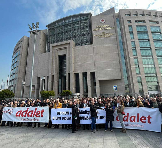 Hukukçular deprem için adalet nöbeti tuttu