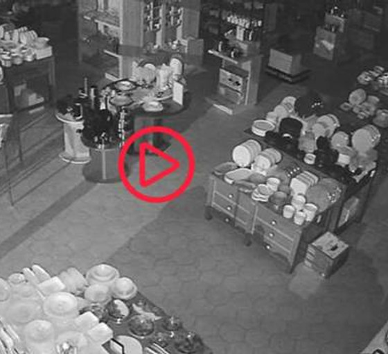 Bardak ve tabakların dahi kırılmadığı züccaciyedeki deprem anı kamerada