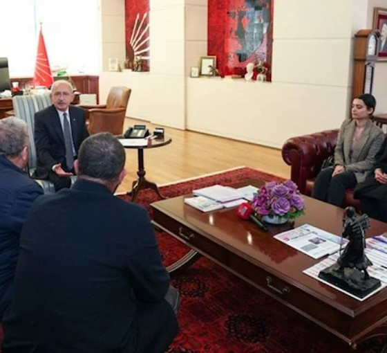 CHP lideri Kılıçdaroğlu, depremzede aileyle parti merkezinde görüştü